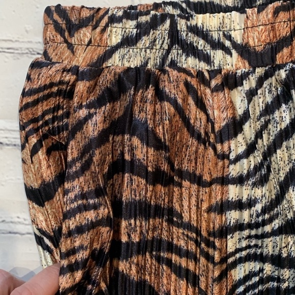 Dressed in Lala NWT Tiger Long Sleeve Plisse’ Top and Pant Set - Picture 15 of 16